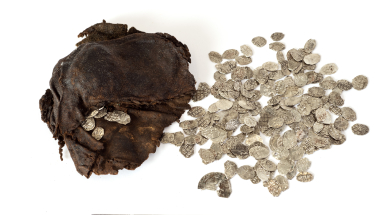 Ādas maks ar sudraba monētām