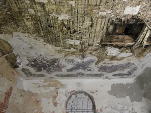 Valmiermuižas pils torņa griestu gleznojumu saudzīga demontāža